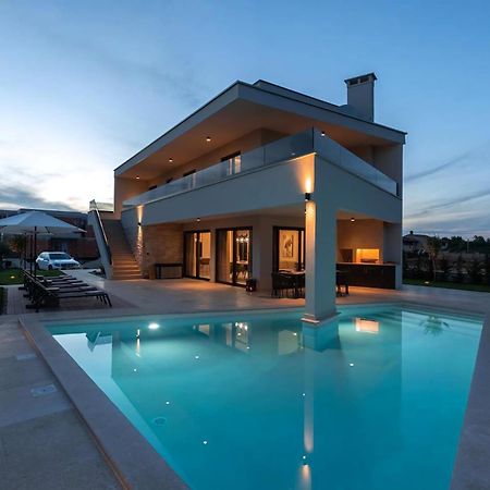Luxurioese Villa Perla Mit Pool Und Jacuzzi Poreč Exterior foto
