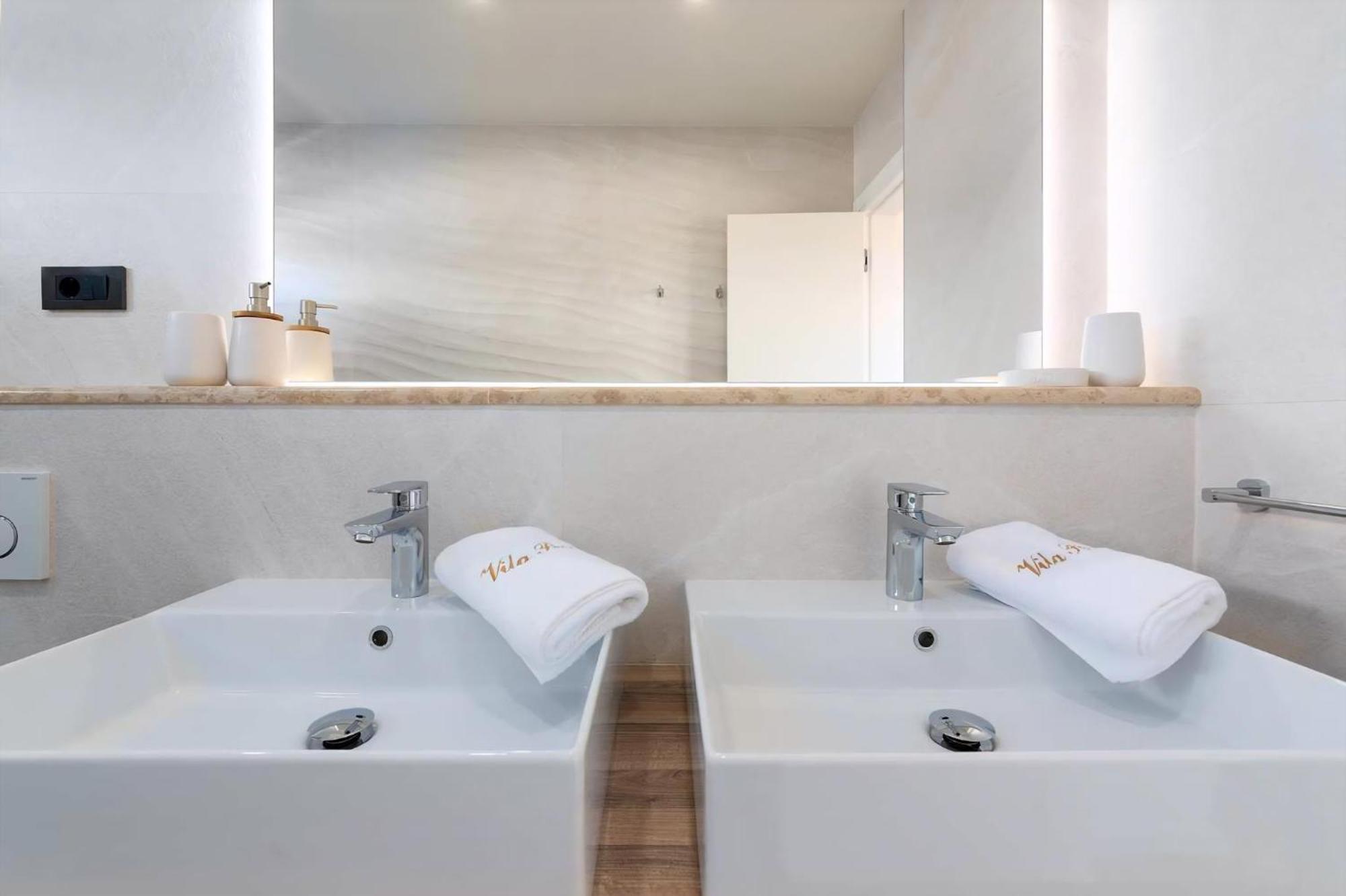 Luxurioese Villa Perla Mit Pool Und Jacuzzi Poreč Exterior foto