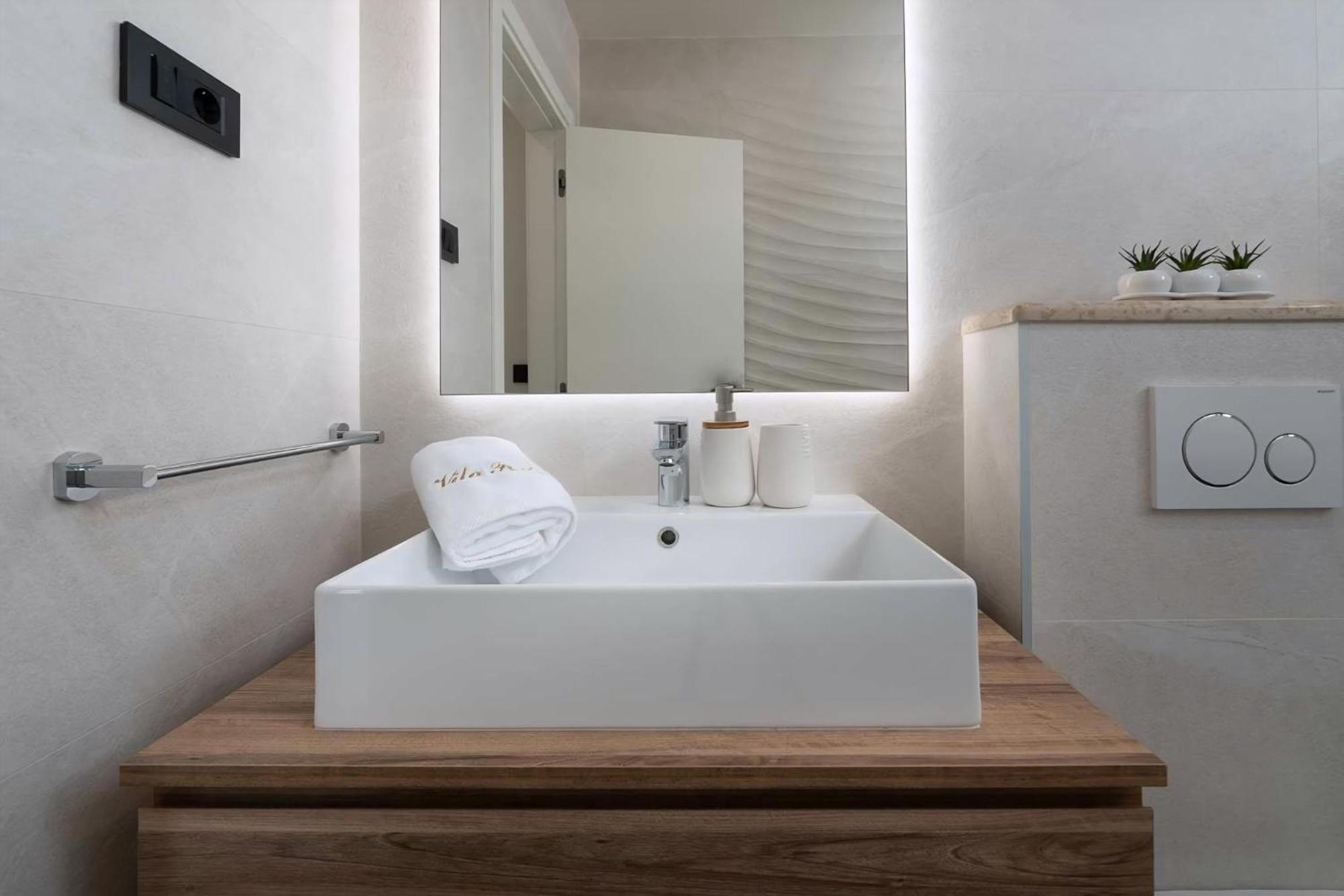 Luxurioese Villa Perla Mit Pool Und Jacuzzi Poreč Exterior foto